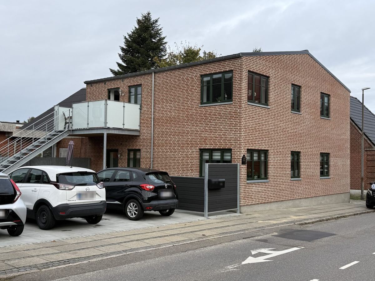 Nyt hus med to lejligheder i rød blank mur, Ikast